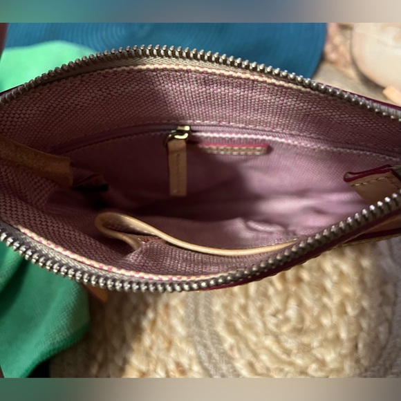 ❤️Vintage Dooney & Bourke “Heart Design” Crossbody Bag - Picture 9 of 10